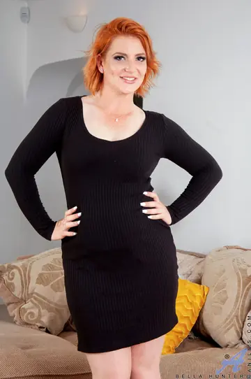 Bella Hunter – Redhead MILF with Big Tits Vibrates Her Pussy in Stockings