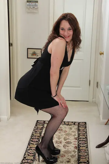 Thick MILF Strips Nude and Poses Showing Her Full Figure