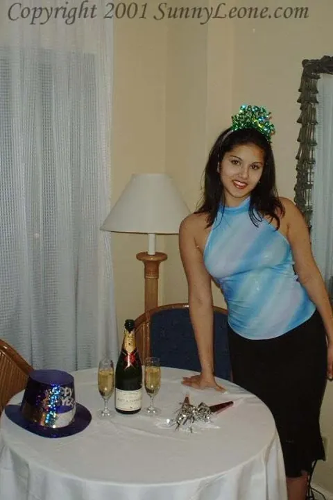 Sunny Leone: Asian MILF Spreads Naked on a Table – photo 2 of 11