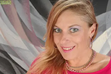 Madison Paige – Busty Blonde MILF Spreads Her Pussy and Shows Her Pierced Tits