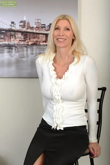 Cameo – Thick Blonde MILF Spreads Her Shaved Pussy in a Skirt and Heels