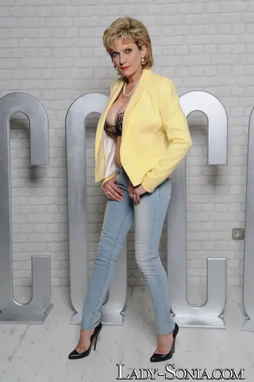 Lady Sonia – Mature British Blonde Drops Her Jeans to Reveal Her Big Tits