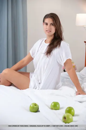Nina Sphinx – Brunette Undresses and Spreads Her Hairy Pussy in the Bedroom