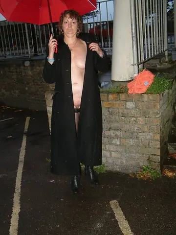 Curvy British MILF Strips Nude Outdoors