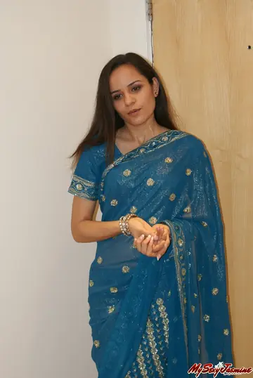 Jasmine Mathur – Indian Brunette Strips Out of Her Saree and Lingerie