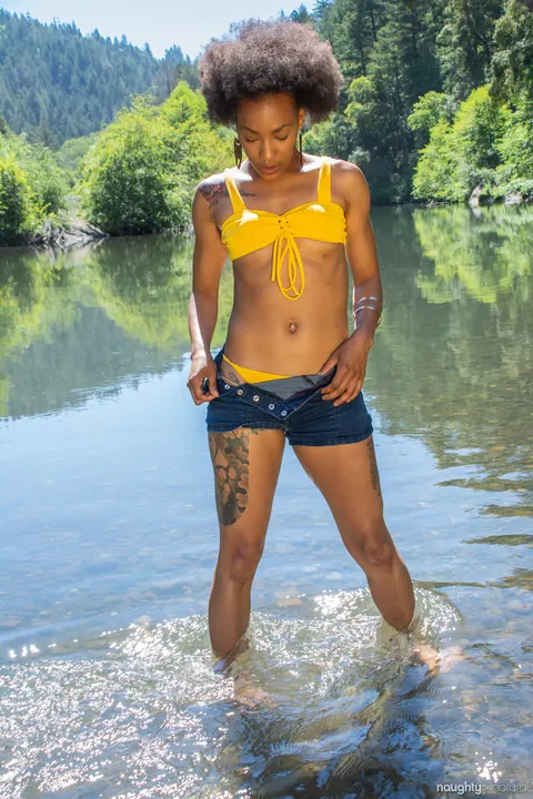 Nikki Darling: Ebony Babe Poses in a Bikini and Shorts by the River – photo 4 of 21