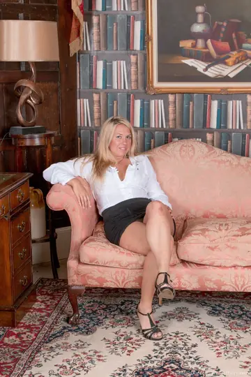 Elle MacQueen – Tattooed British Blonde Strips Off Her Skirt and Spreads Her Hairy Pussy