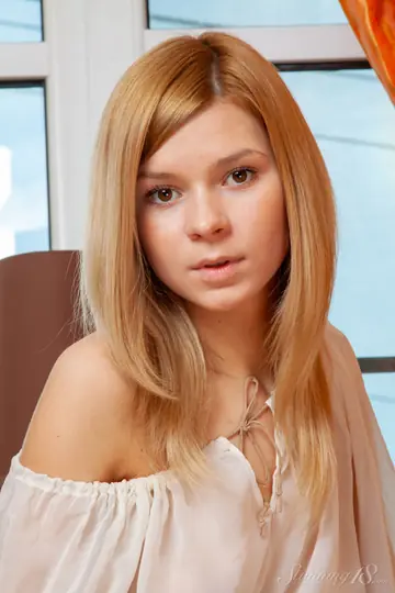 Lolly Hardcore – Blonde PAWG Bares All on the Office Desk