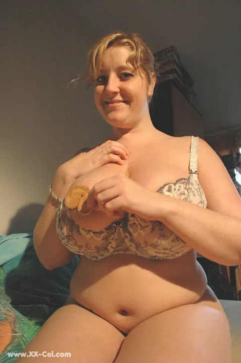 BBW Pulls Down Her Top to Show Her Big Tits in Panties – photo 3 of 21