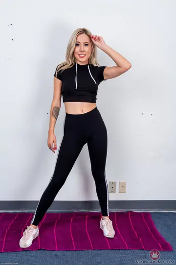 Paisley Bennett – Thick Blonde in Yoga Pants Spreads Her Big Ass at the Gym