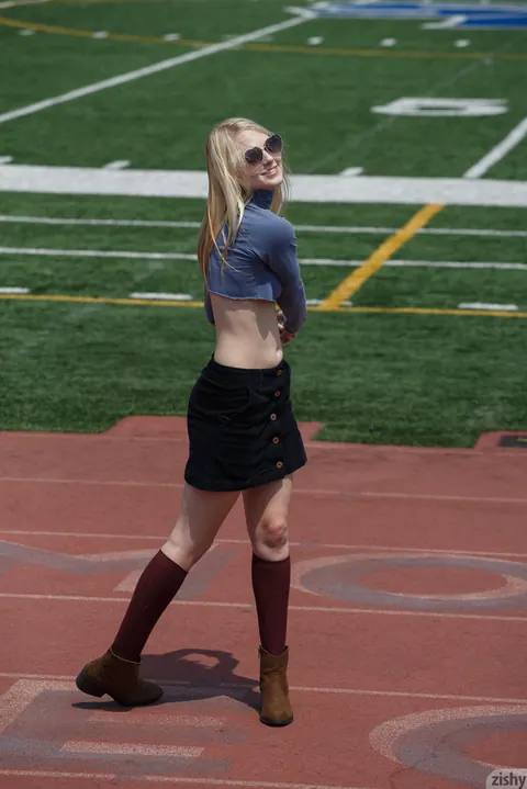 Lily Rader: Blonde in Glasses Shows Her Tits and Ass in Public – photo 4 of 12