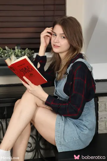 Minni Love – Redhead Reads a Book Before Stripping Naked and Spreading