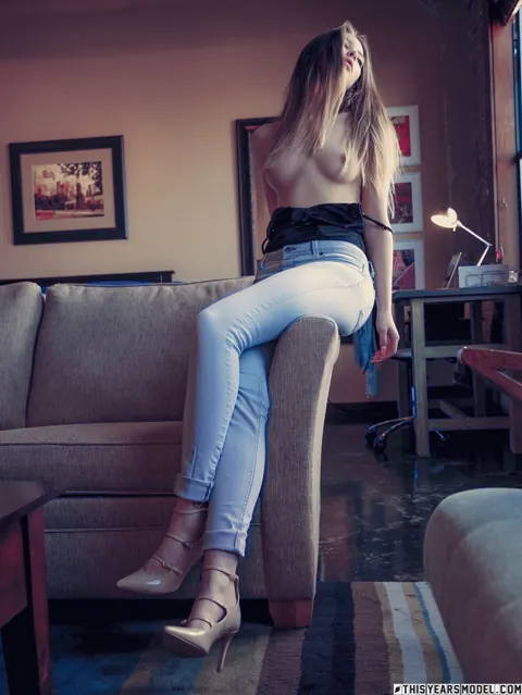 Lana Lea: Blonde Strips Out of Her Jeans to Model Nude – photo 4 of 10
