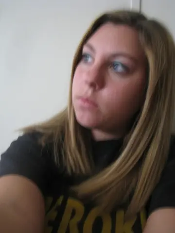 Amateur Woman Undoes Her Black Shirt and Poses Nude