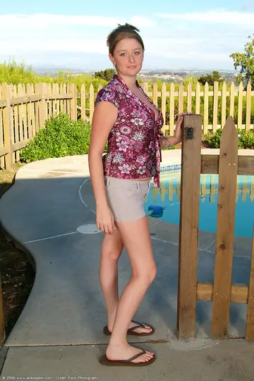 Busty Woman Pulls Down Her Shorts and Spreads Outdoors