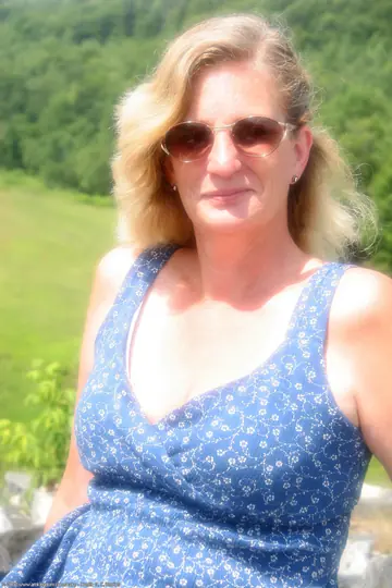 Thick Blonde MILF Spreads Her Hairy Ass and Pussy in the Open Air