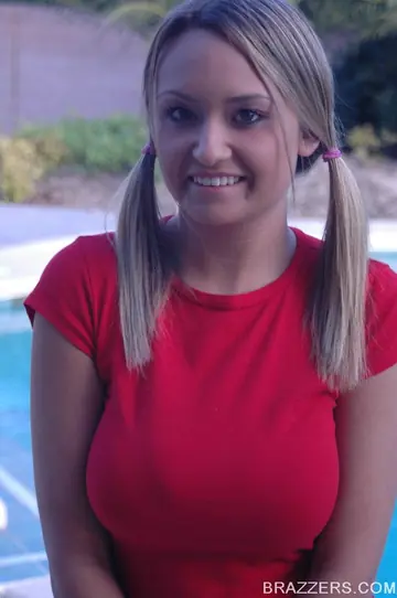 Tyla Winn – Thick Blonde MILF Spreads Her Cheeks in a Bikini Outdoors