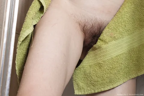 Malika Joy: Tall Brunette Spreads Her Hairy Bush – photo 19 of 21