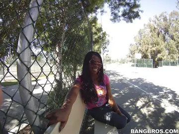 Jessica Grabbit – Thick Ebony Babe Strips Out of Her Jeans Outdoors