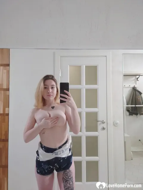 Milana Milka: Thick Blonde in Shorts Spreads for Mirror Selfie – photo 7 of 20
