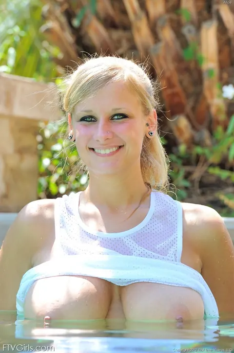 Alice Wonder: Busty Blonde Spreads Her Shaved Pussy by the Pool – photo 9 of 16