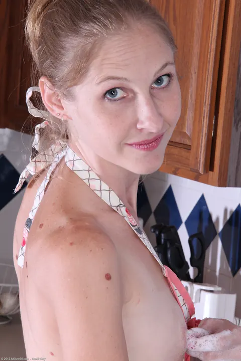 Tall Slim MILF Spreads Her Pussy at the Kitchen Sink – photo 2 of 20