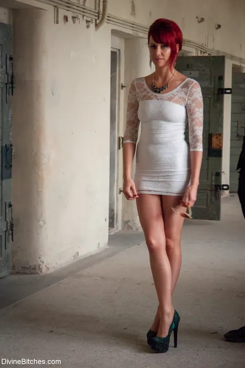 Maitresse Madeline Marlowe: Tall Blonde MILF in a Dress Gives a Handjob and Fucks Her Partner on a Train – photo 1 of 20