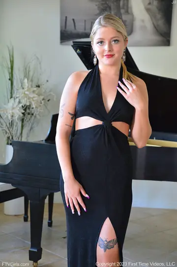 Jill Taylor – Mature Curvy Blonde in a Bikini Masturbates by the Pool