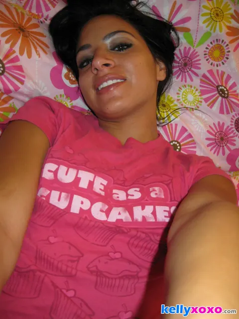 Kelly Xoxo: Thick Latina Pulls Her Panties Aside in a Selfie – photo 2 of 16