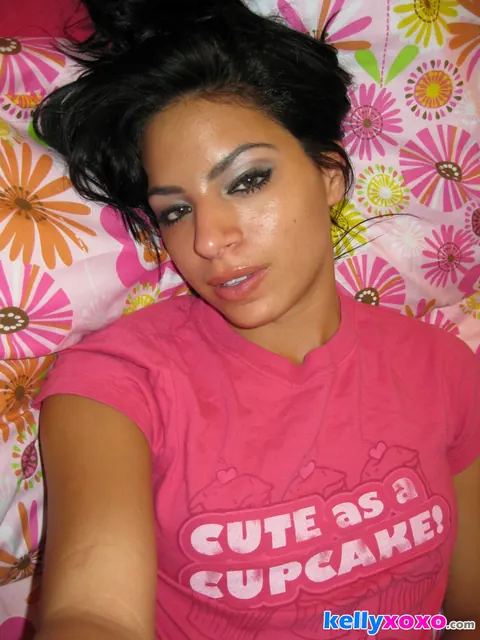 Kelly Xoxo: Thick Latina Pulls Her Panties Aside in a Selfie – photo 1 of 16