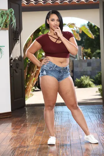 Emori Pleezer – Curvy Latina Strips Out of Her Shorts and Spreads Outdoors